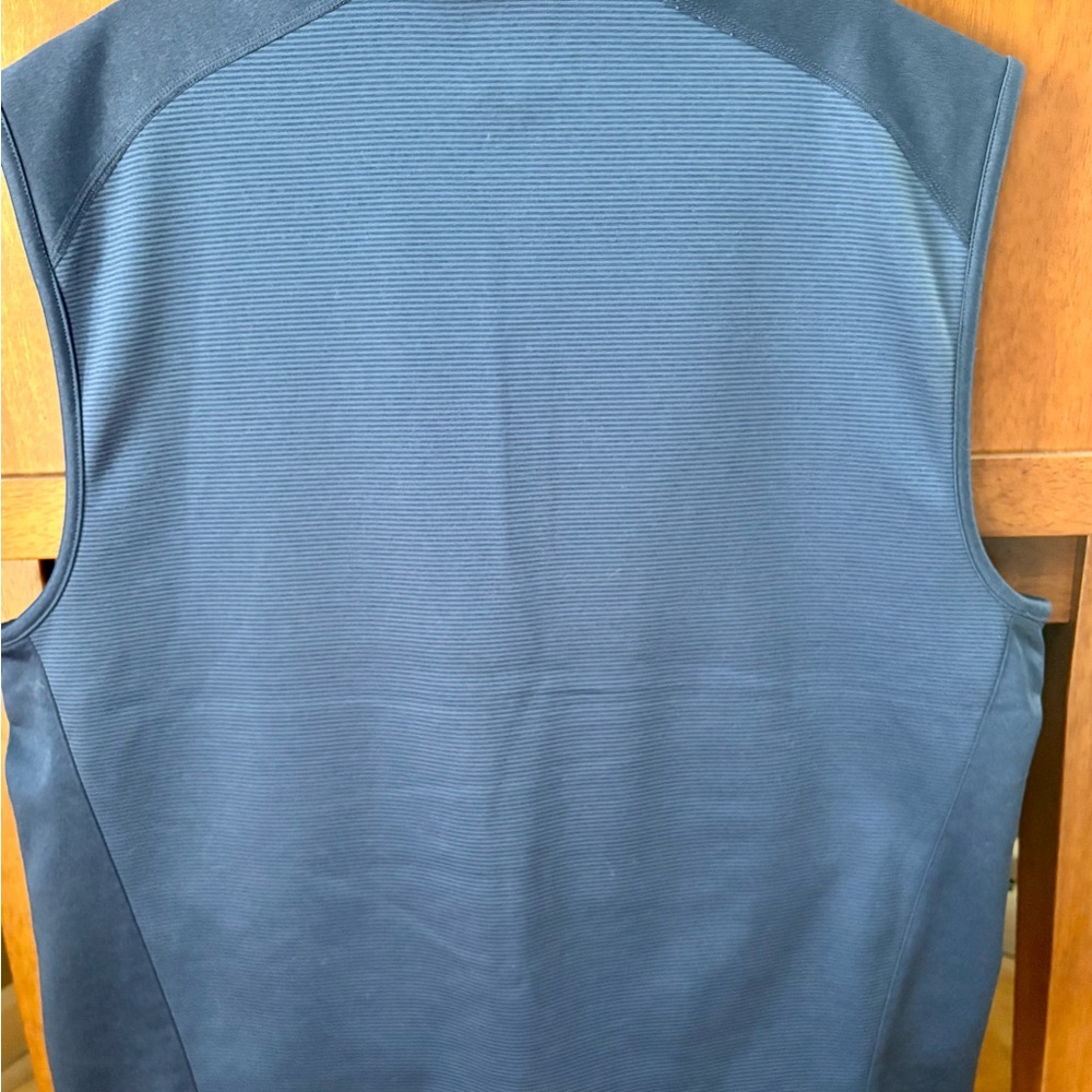 Greg Norman Collection Multicolor Shark Logo on Blue Background - Picture 2 of 4